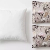 Zestaw przedszkolny na białym tle, składający się z poduszki i dwóch poszewek z botanicznym wzorem Retro Bloom, eksponujący potrójną personalizację z metkami imiennymi na każdym elemencie.