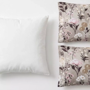 Zestaw przedszkolny na białym tle, składający się z poduszki i dwóch poszewek z botanicznym wzorem Retro Bloom, eksponujący potrójną personalizację z metkami imiennymi na każdym elemencie.