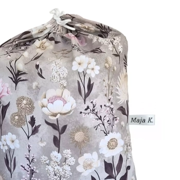Bawełniany worek przedszkolny ściągany sznurkiem, ze zjawiskowym, botanicznym wzorem Retro Bloom w odcieniach beżu, różu i bieli na szarobeżowym tle