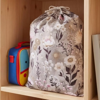 Bawełniany worek przedszkolny ściągany sznurkiem, ze zjawiskowym, botanicznym wzorem Retro Bloom w odcieniach beżu, różu