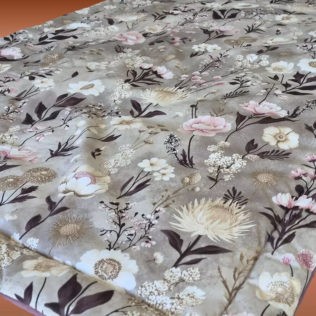 Zbliżenie na bawełnianą tkaninę we wzór Retro Bloom z peoniami i polnymi kwiatami na szarobeżowym tle