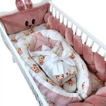 Kompletny zestaw pościeli dla niemowląt w kolorze brudny róż z uroczym motywem króliczków. Zawiera kołdrę, poduszkę, roż