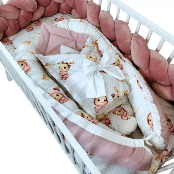 Kompletny zestaw pościeli dla niemowląt w kolorze brudny róż z uroczym motywem króliczków. Zawiera kołdrę, poduszkę, roż